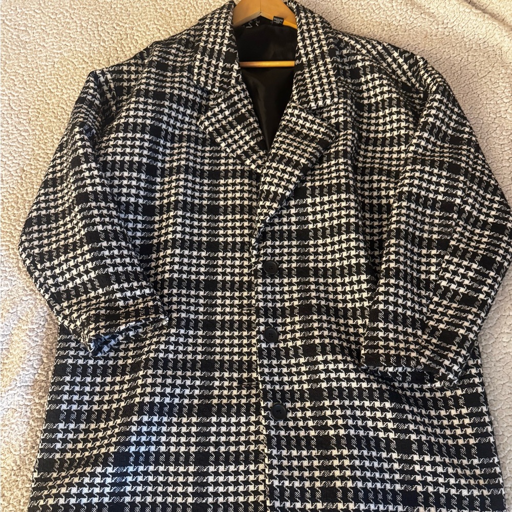 Forever 21 Women’s Black and White Houndstooth Winter Coat